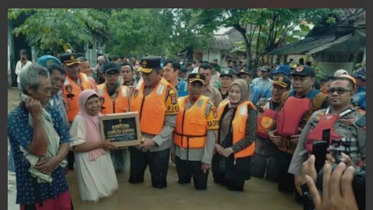 Apresiasi Respons Cepat Kapolda Banten Terjun Langsung Bantu Warga Terdampak Banjir di Desa Sukadame Pandeglang