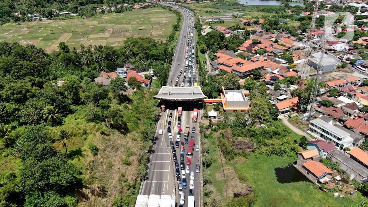 Pelabuhan Merak Ramai, Polisi Buka Tutup Jalan di Cikuasa Atas