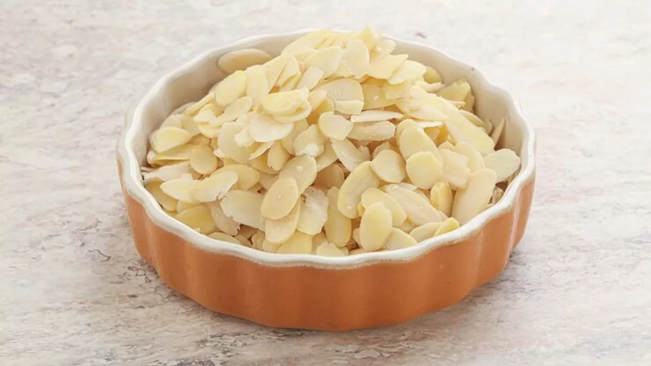 Trik Simpel Membuat Almond Slice Renyah untuk Topping Makanan Manis