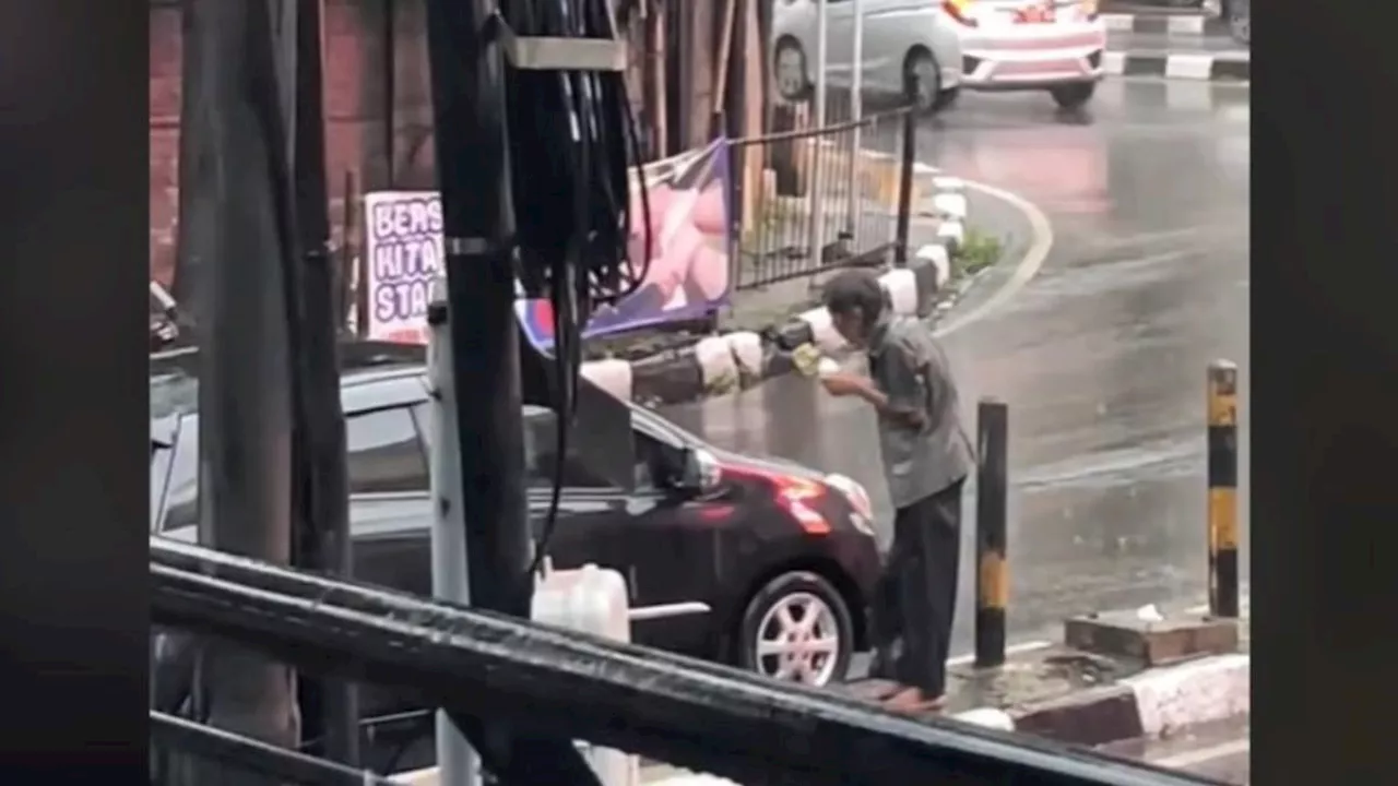 Video Viral Bapak Tua Bersihkan Mobil di Lampu Merah Saat Hujan Bikin Patah Hati