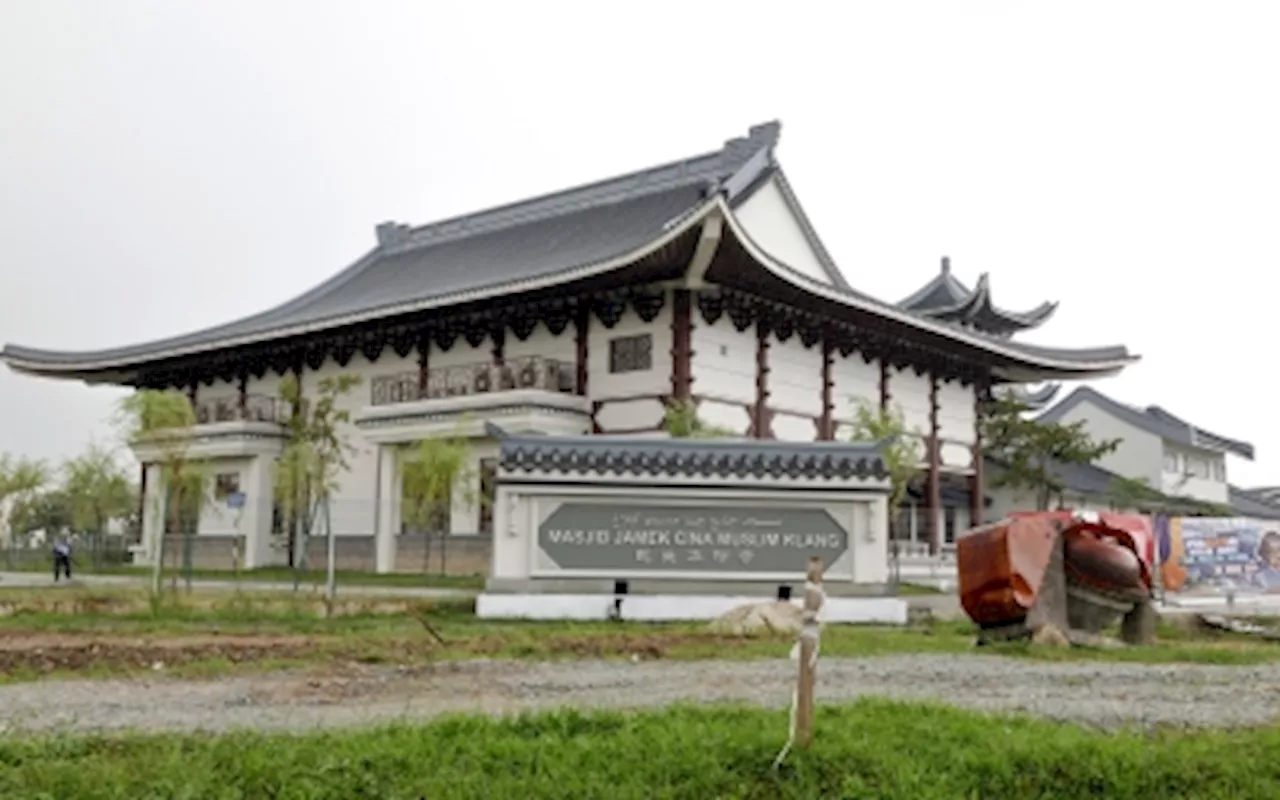 Selangor Sultan officiates Klang Chinese Muslim Jamek Mosque, reminds adherents against spread of deviant teachings