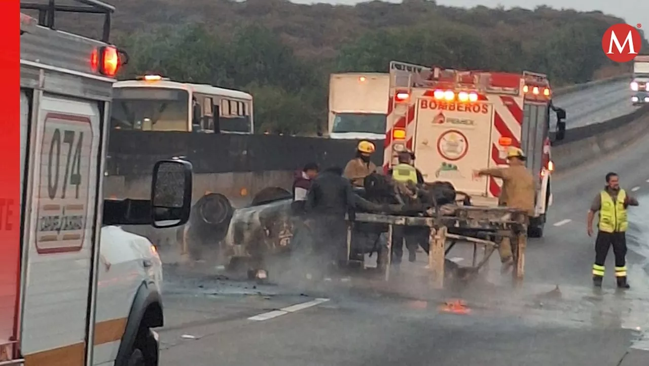 Accidente en autopista México-Querétaro: cierran circulación por volcadura e incendio de camioneta