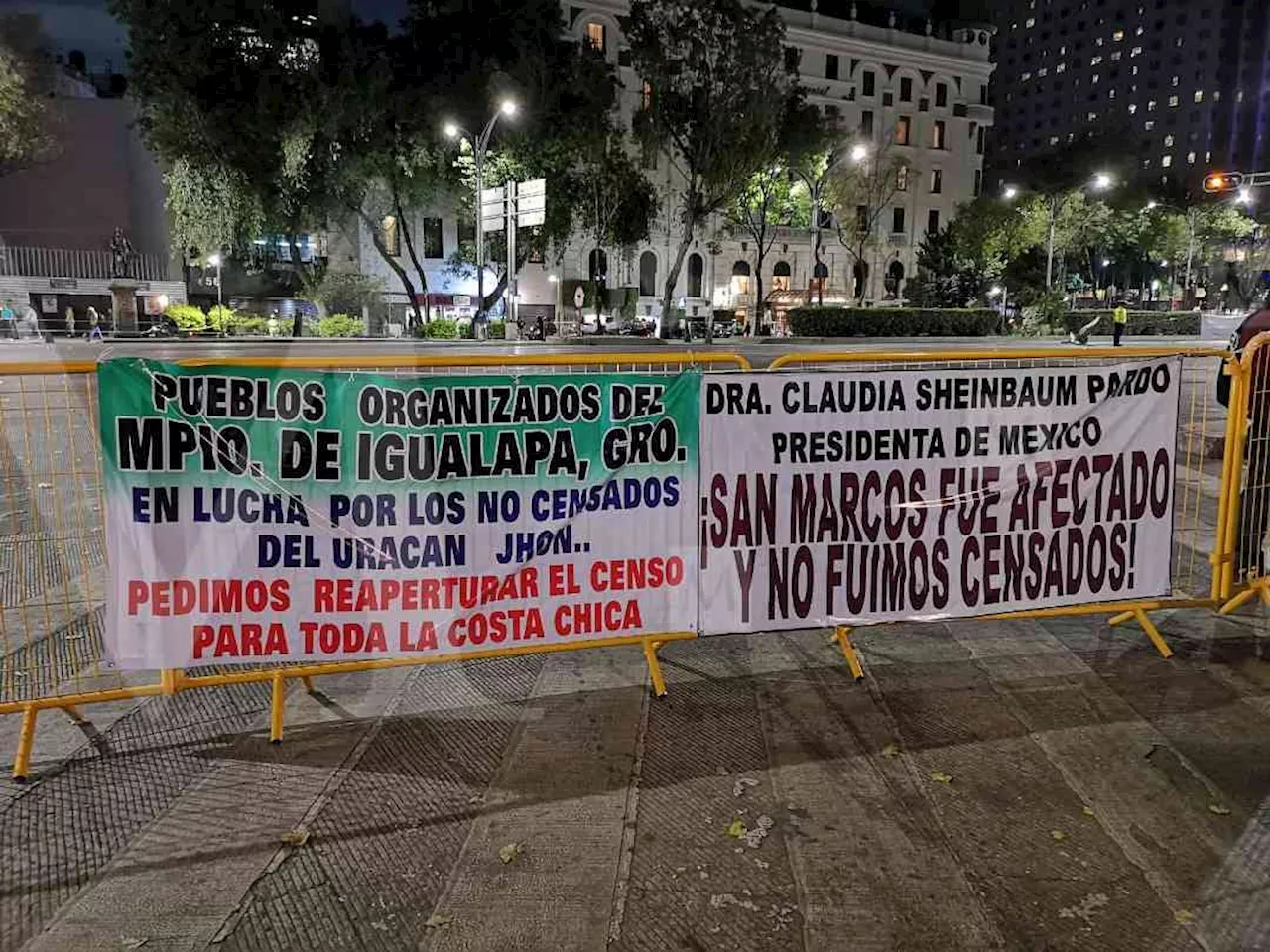 Damnificados por huracán 'John' bloquean Paseo de la Reforma; exigen ser censados