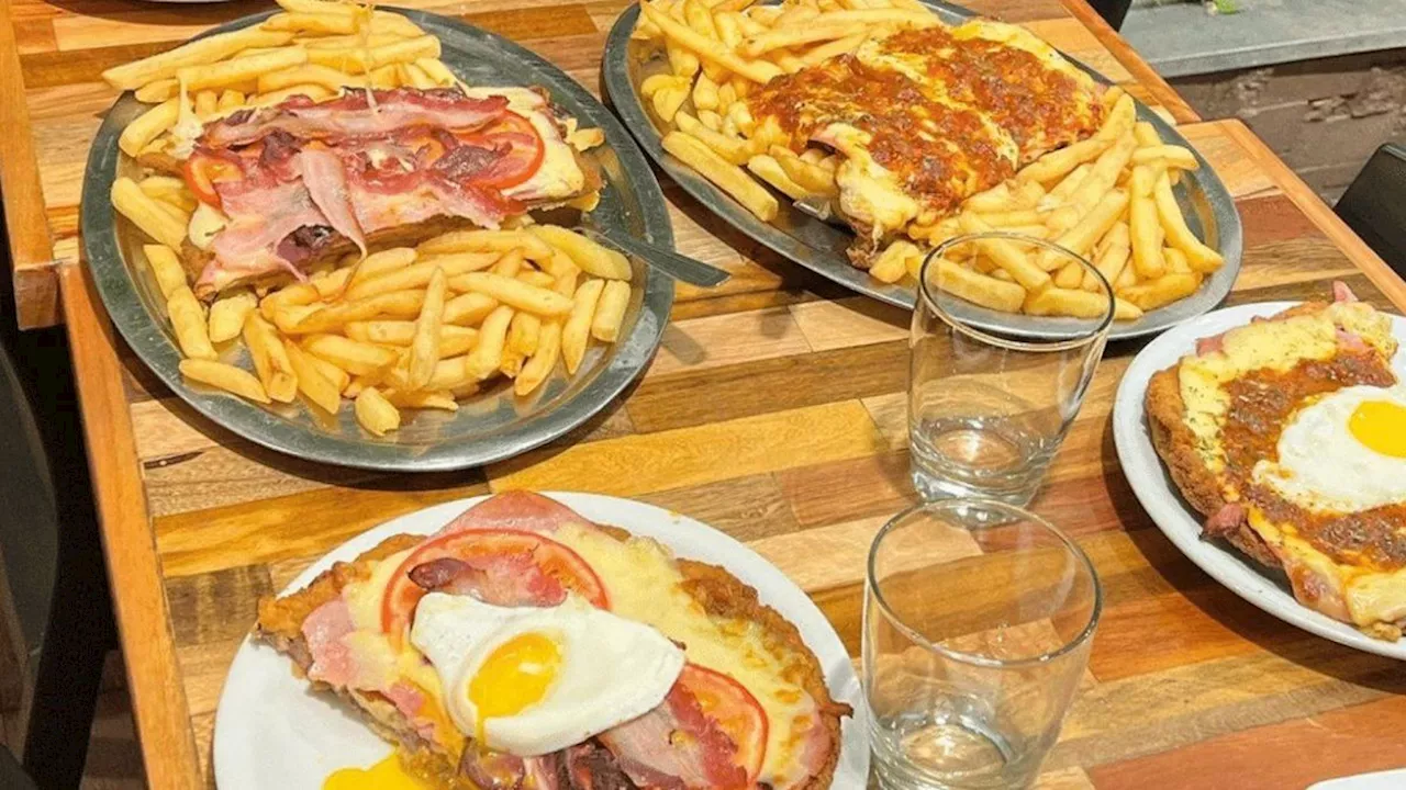 El bodegón de Buenos Aires que hace las milanesas más grandes y a muy buen precio