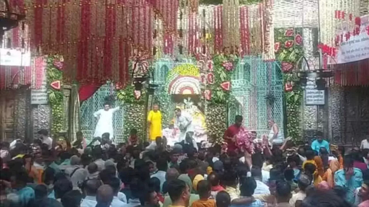 Banke Bihari Mandir: मथुरा में धूमधाम से मनाया गया ठाकुर बांके बिहारी का प्राकट्योत्सव, हेमा मालिनी ने देहरी पूजन किया