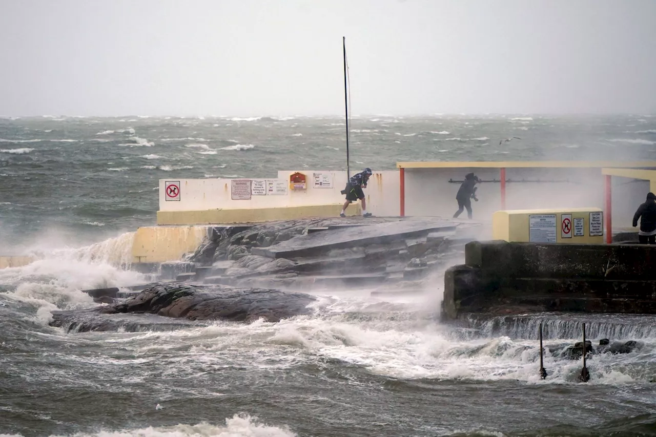 Storm Darragh: Met Éireann advises Christmas decorations to be secured