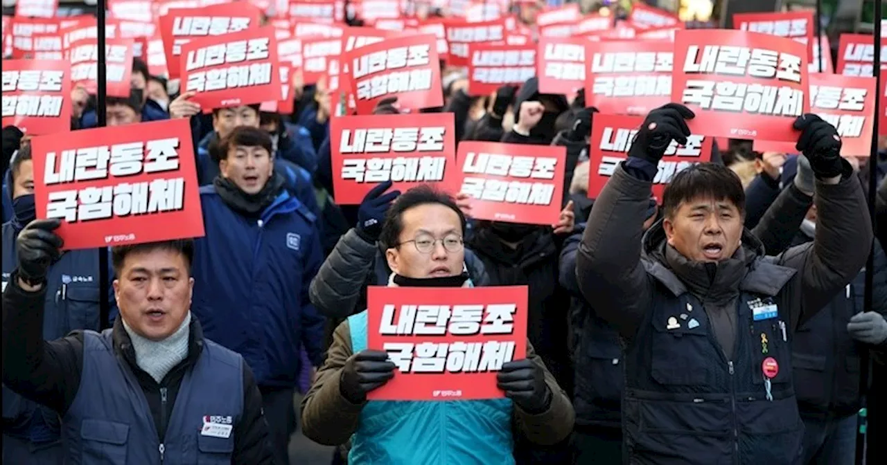 국민의힘 당사에 모인 노동자들 “윤석열 일당 단죄해 사태 재발 막아야”