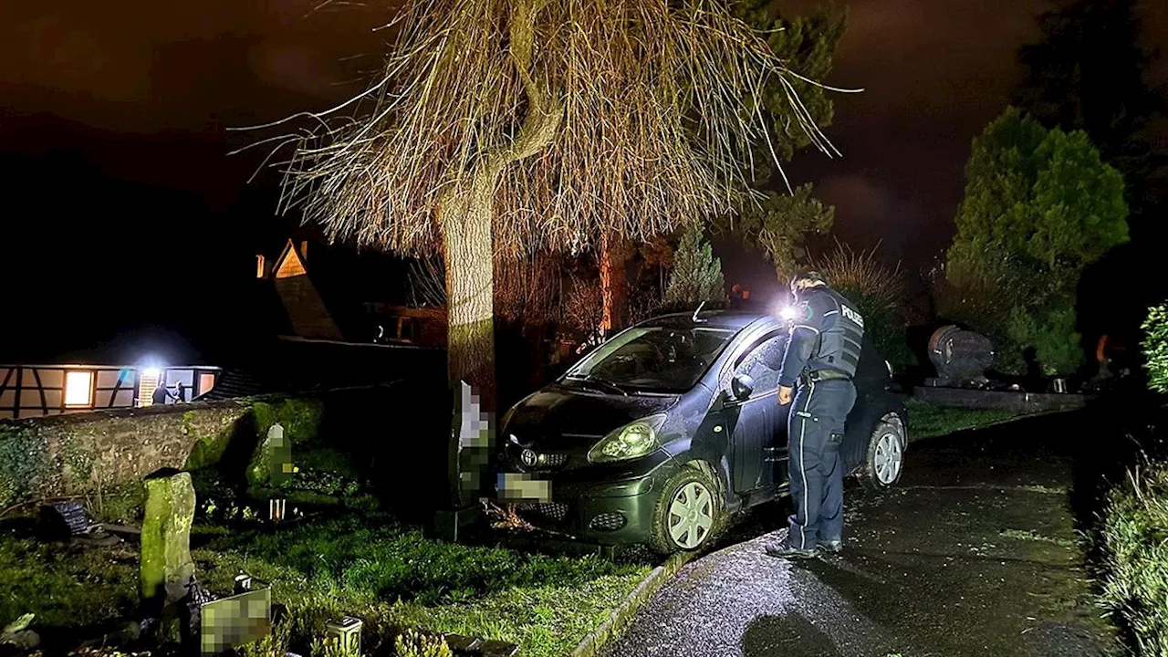 Nordrhein-Westfalen: Autofahrer flüchtet vor Polizei und kollidiert mit Grabstein