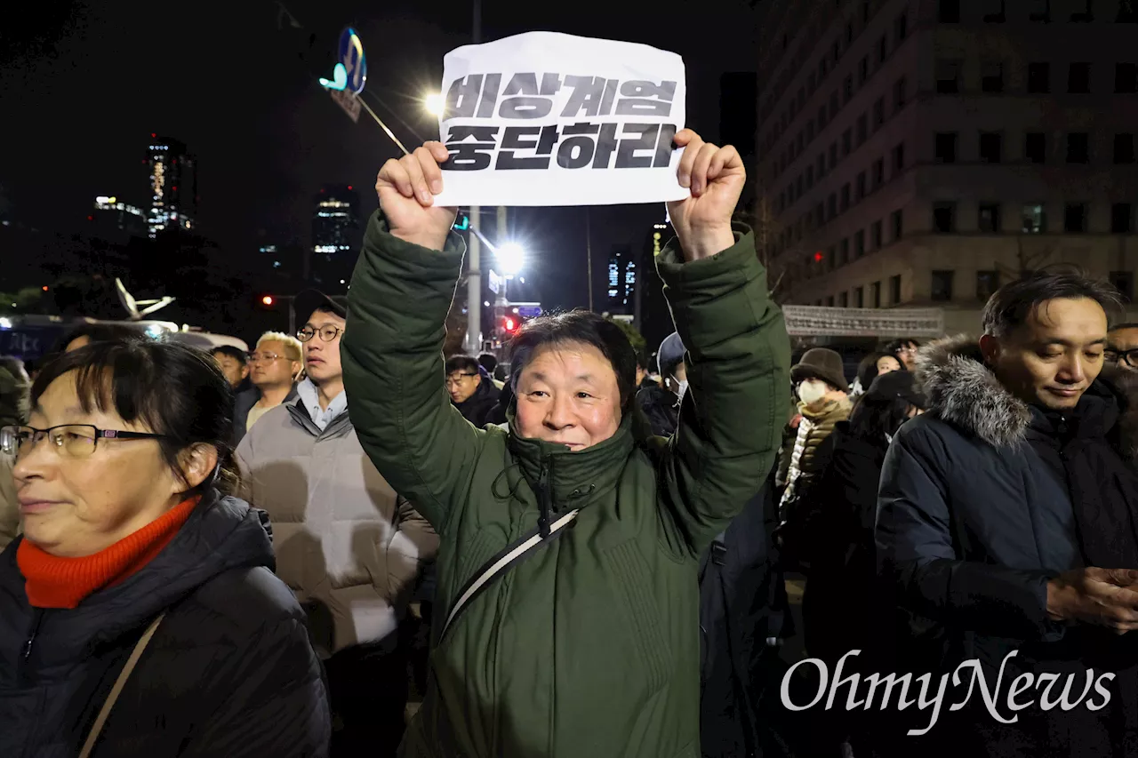 '계엄'에 놀라 달려간 여의도, 분노한 젊은이들이 먼저 와 있었다