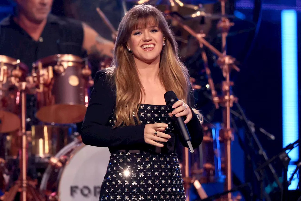 Kelly Clarkson Boasts 'I Love Being Naked' — That Is, 'Until Gravity Takes Hold'