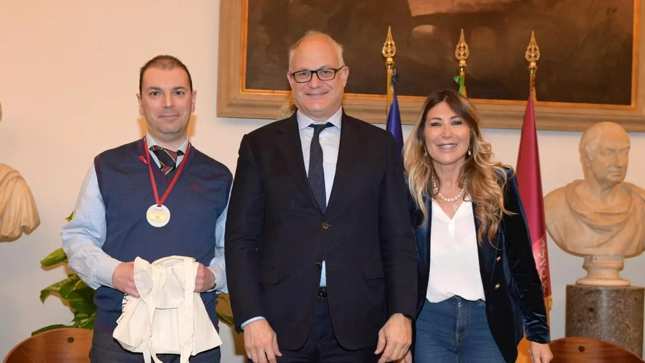 Premiato da Gualtieri l'autista Atac che aveva salvato e adottato il gattino Albertino