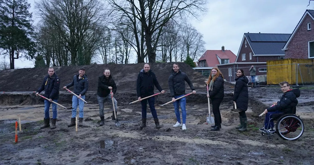 Gelukkigen die woning kregen toebedeeld zetten schop in de grond in Westerbork