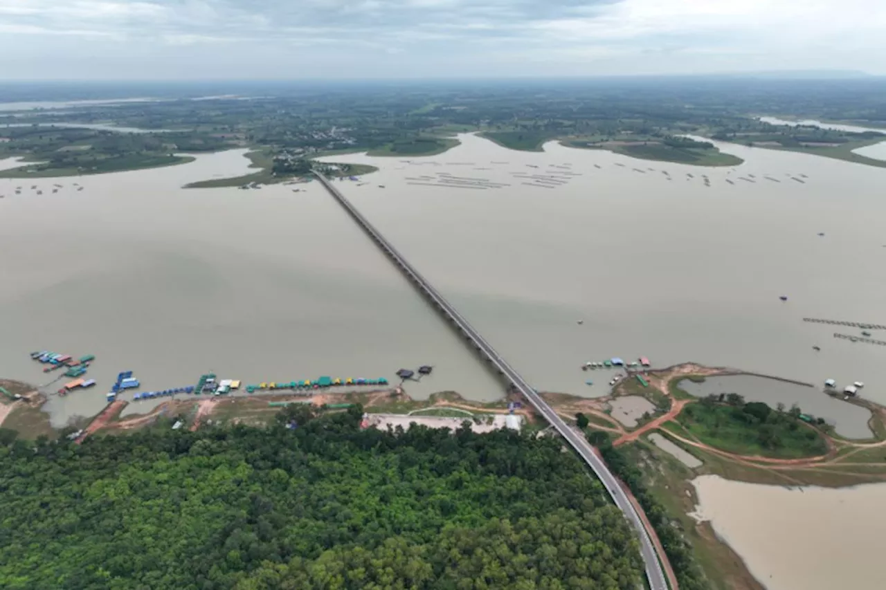 ทช.ชวนขับรถเที่ยว-แวะชมวิวถ่ายรูปเขื่อนลำปาวบน 'สะพานเทพสุดา' จ.กาฬสินธุ์ สะพานข้ามน้ำจืดที่ยาวที่สุดในประเทศ