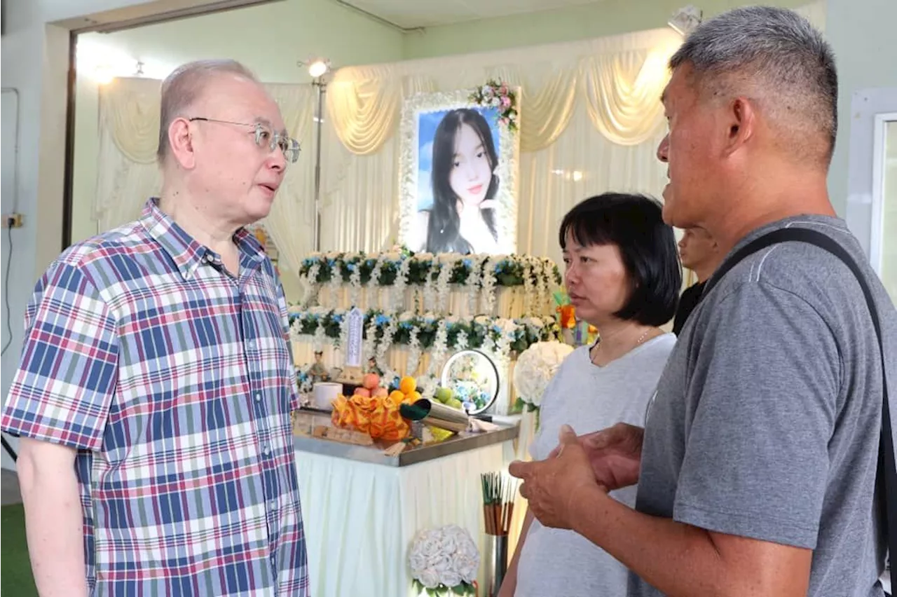 Malaysian Education Official Pays Last Respects to Student Who Passed Away Before SPM