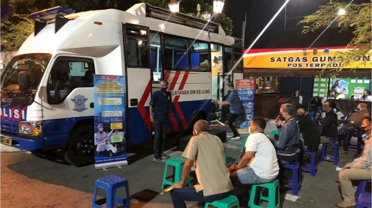 Pengantrean untuk Memperpanjang SIM di Teteg Malioboro, Kota Yogyakarta