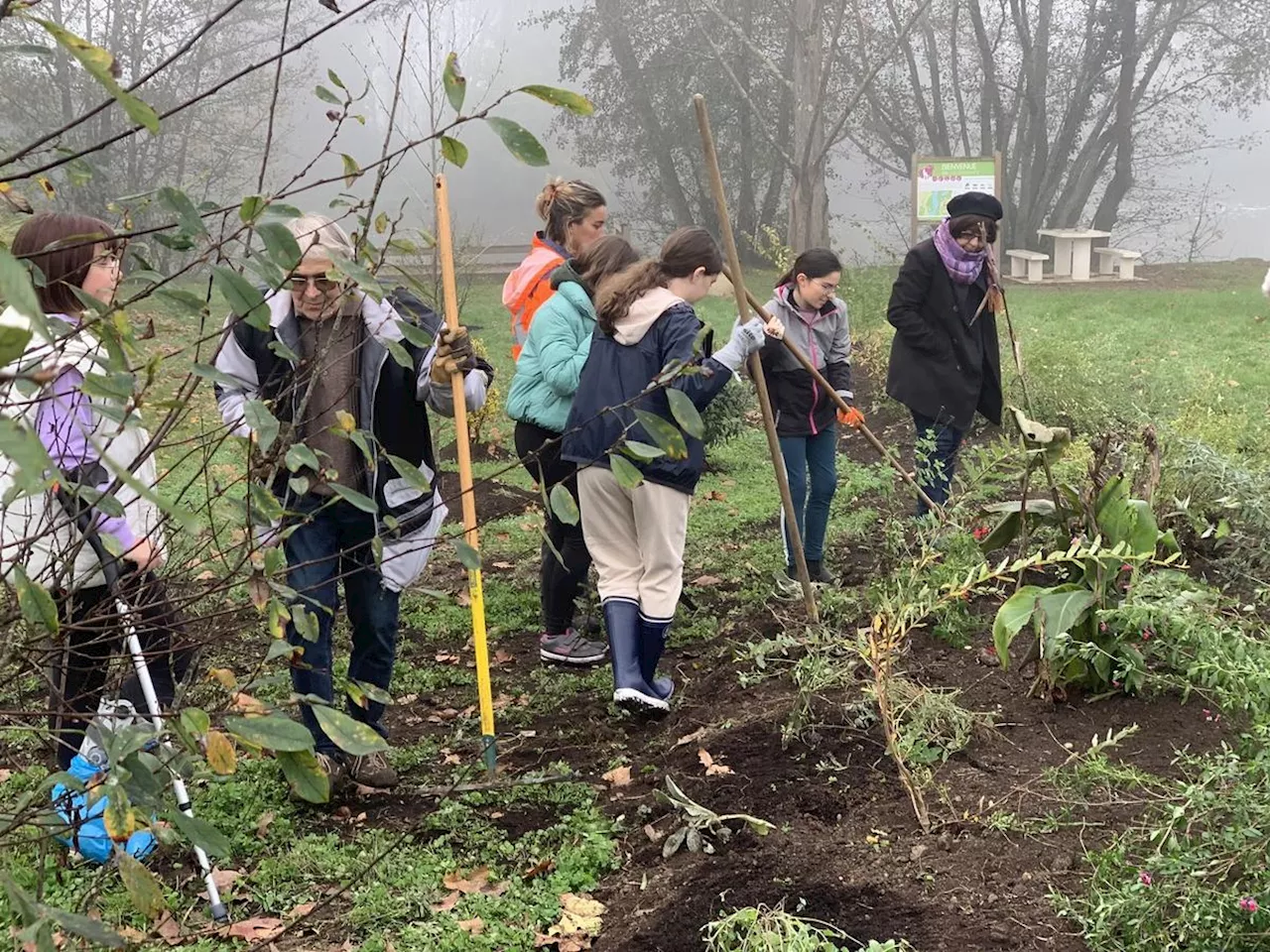 Saint-Seurin-sur-l’Isle : les jeunes élus ont planté des fleurs