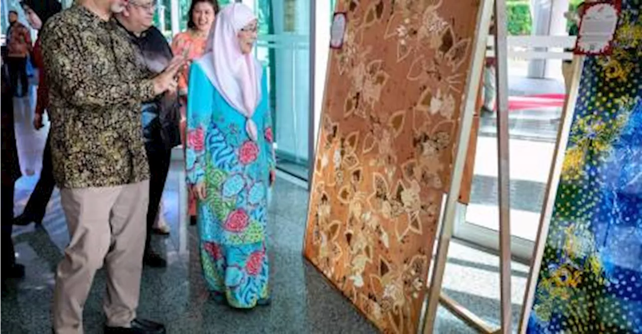 Malaysia Promotes Local Batik Through Competition and Festival