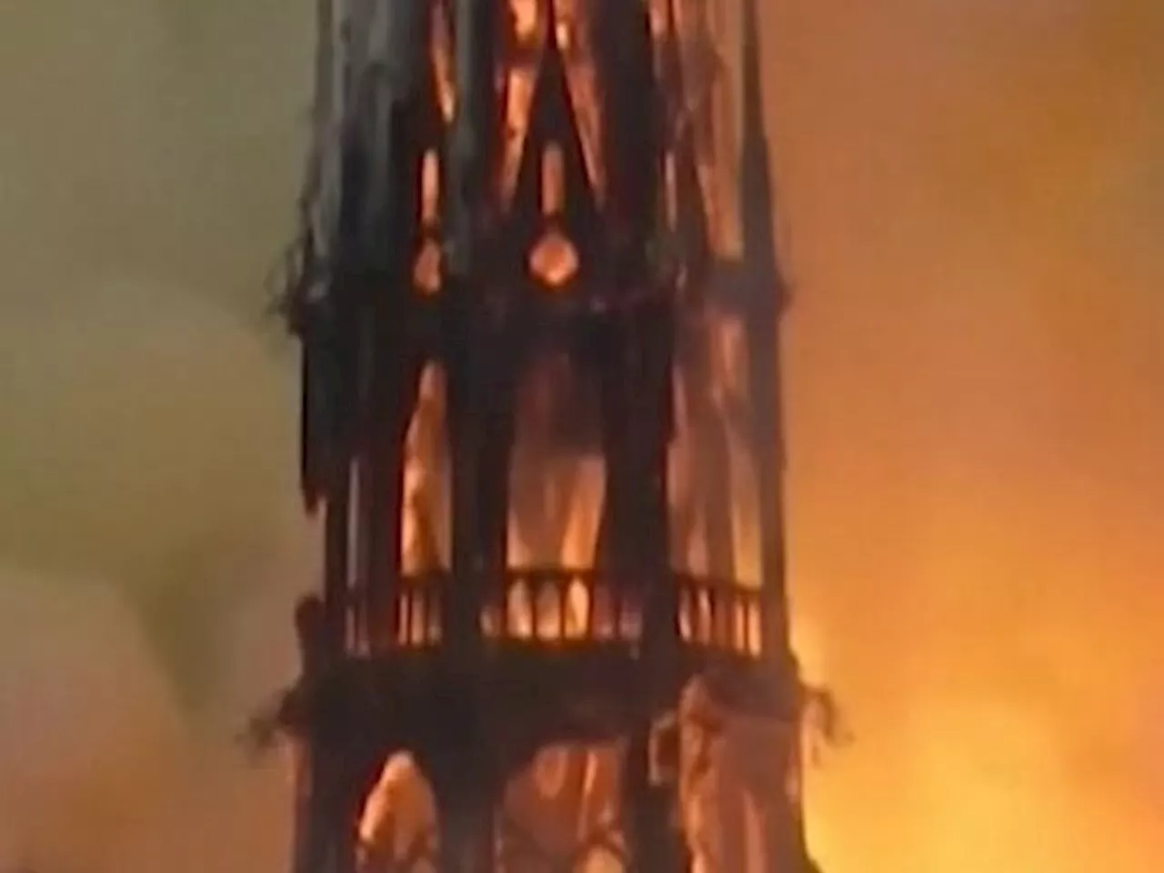 Se før og efter billeder af Notre Dame | Korte videoer, der oplyser og underholder