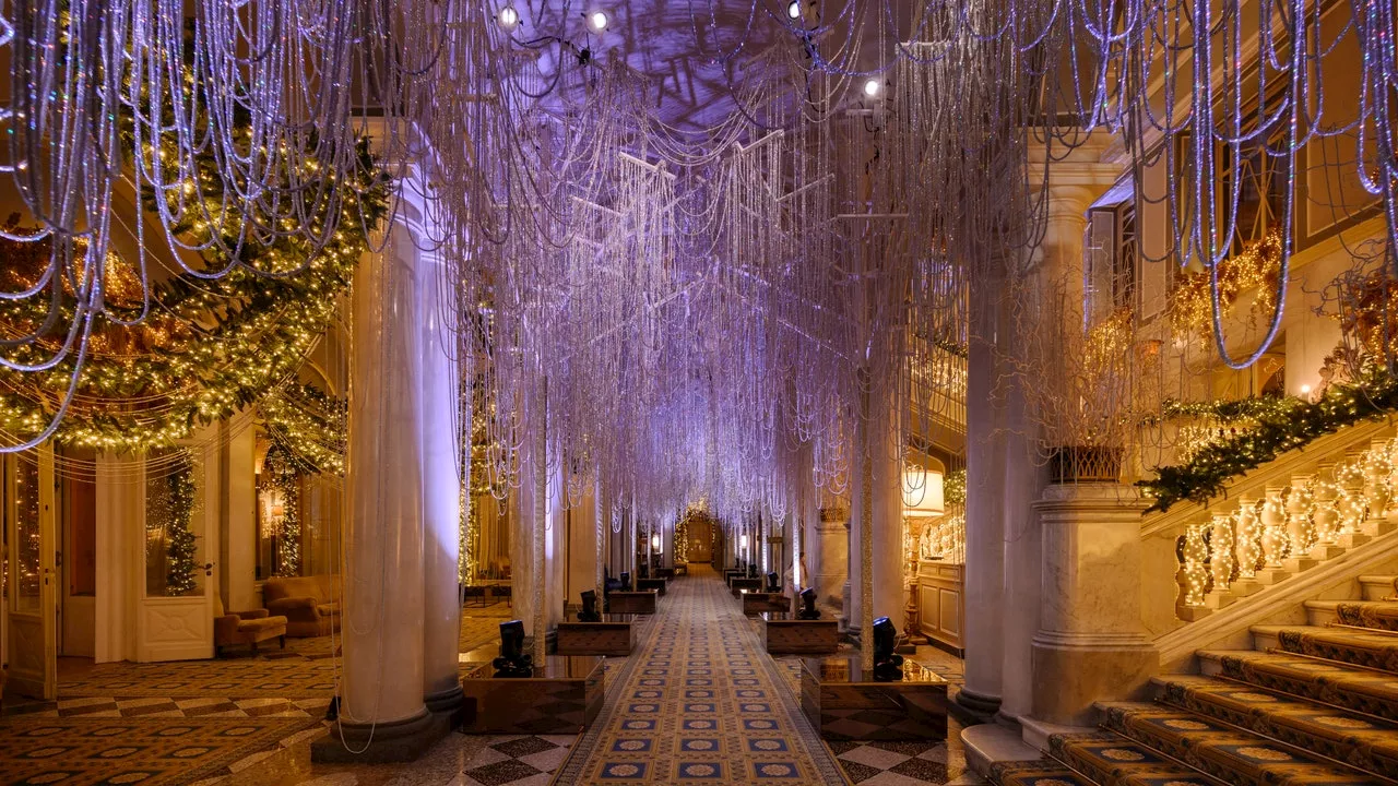 Il “wow factor” di Villa d'Este: 35 chilometri di cristalli Swarovski da ammirare nei weekend di Natale. Sul Lago di Como gli addobbi più sfarzosi di sempre