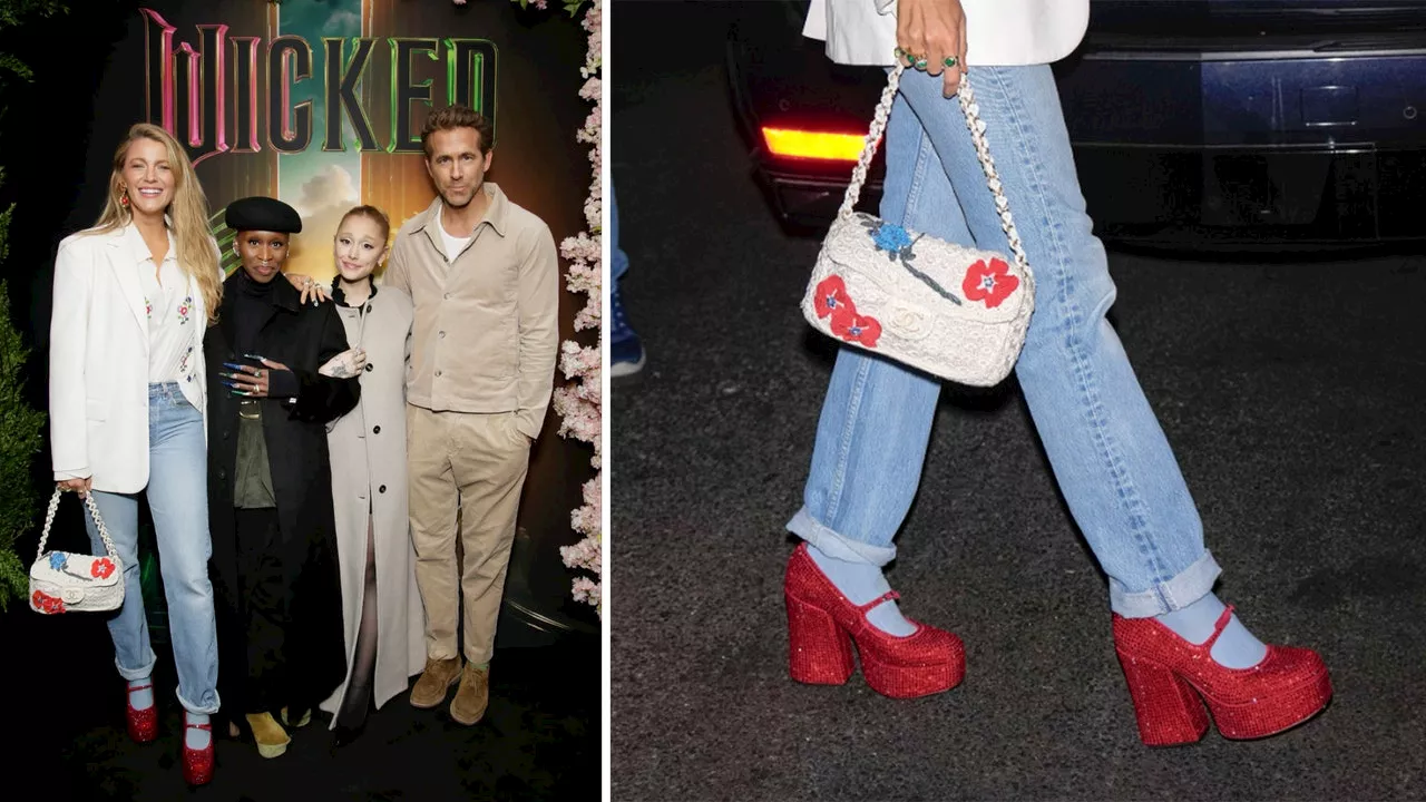 Cómo llevar zapatos Mary Jane rojos y mom jeans con el ruedo doblado como Blake Lively