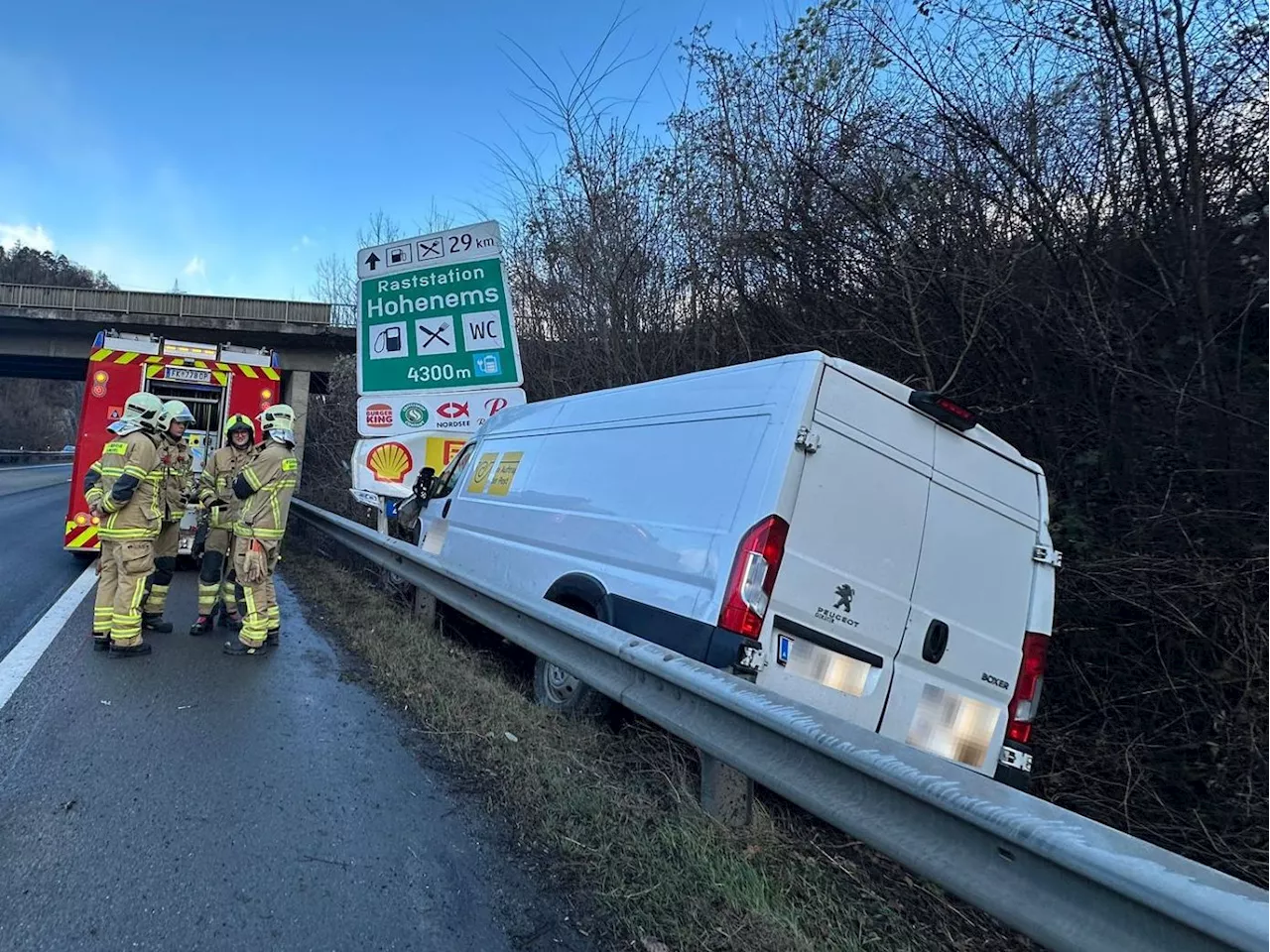 Lieferwagen prallt auf der A14 gegen Verkehrsschild