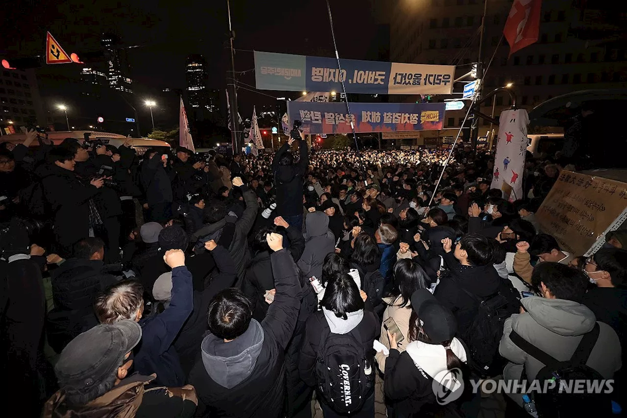 서울 시민들, 계엄 발효 앞두고 국회 앞에서 시위