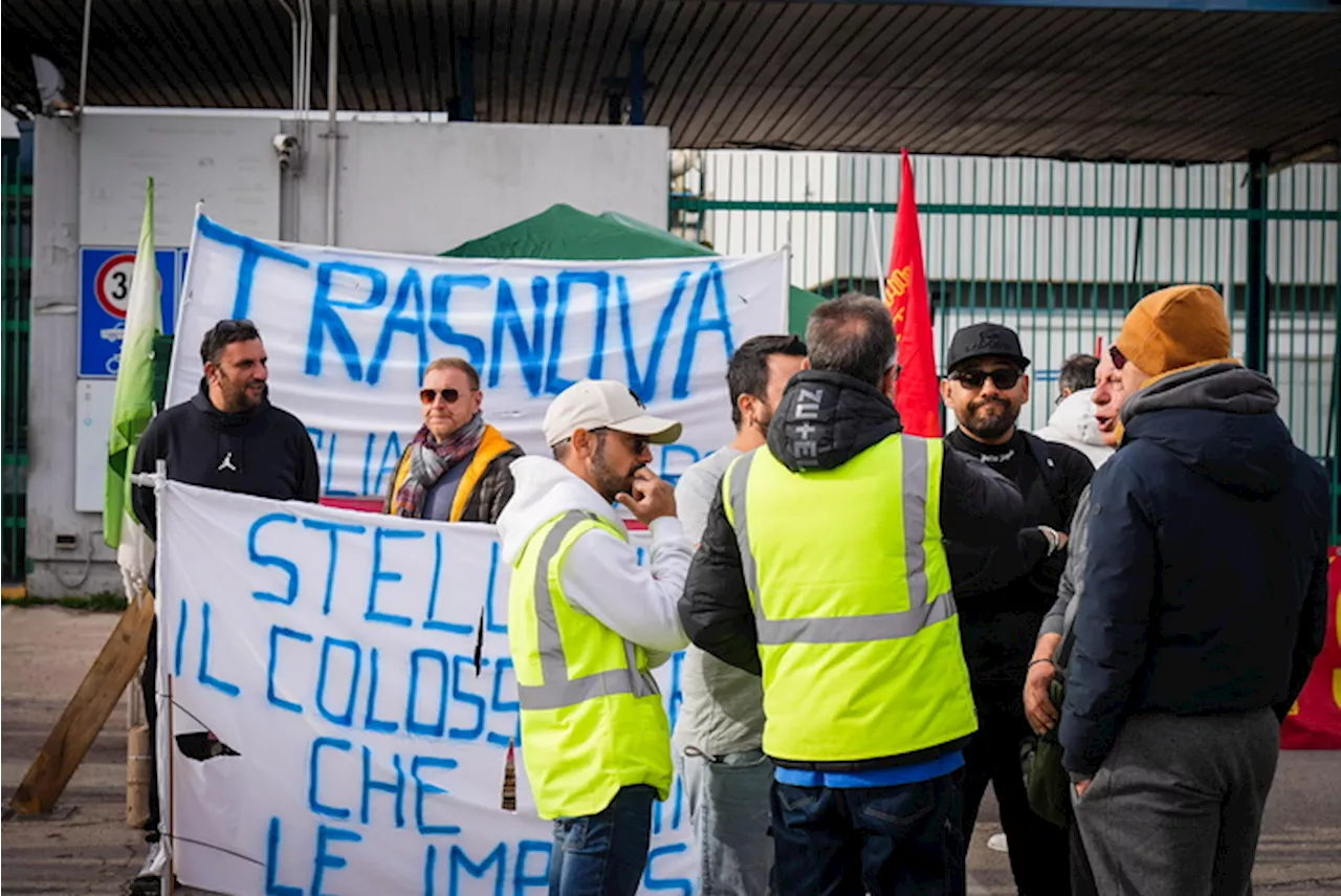 Continua presidio operai davanti alla Stellantis di Pomigliano