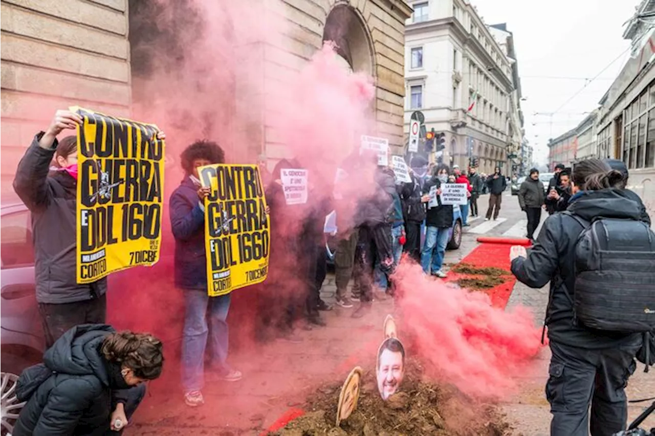 Flash mob con letame su tappeto rosso davanti alla Scala