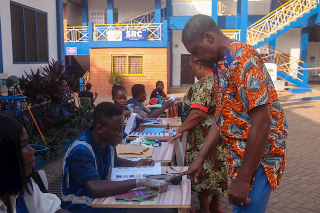 Il Ghana al voto, elettori in un seggio ad Accra