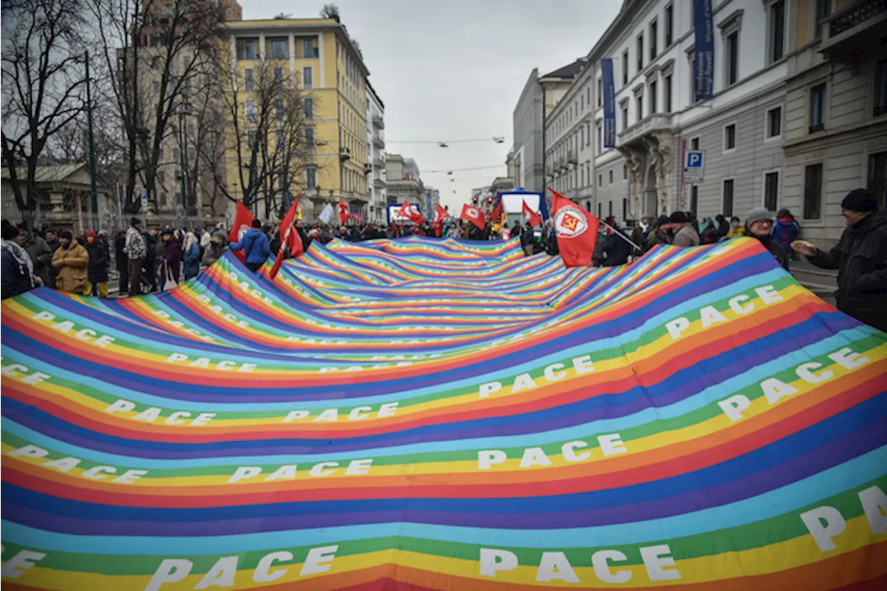 Partenza corteo contro guerra in occasione della prima Scala