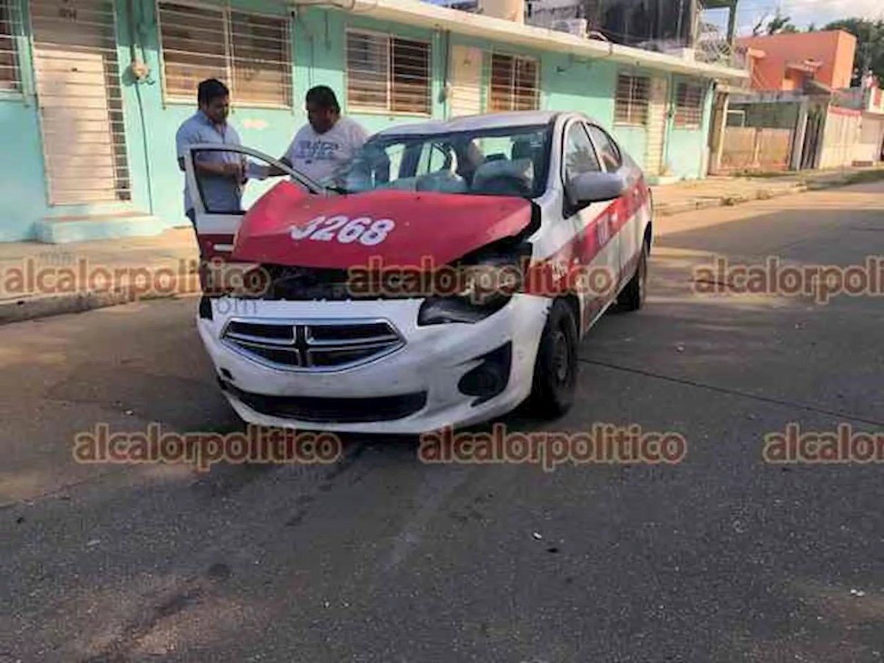 3 lesionados por choque entre taxi y camioneta, en Coatzacoalcos