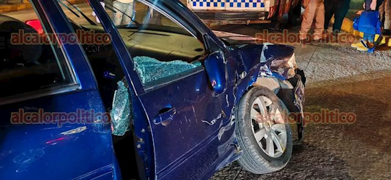 Choca auto contra ambulancia que transportaba a un lesionado de accidente previo