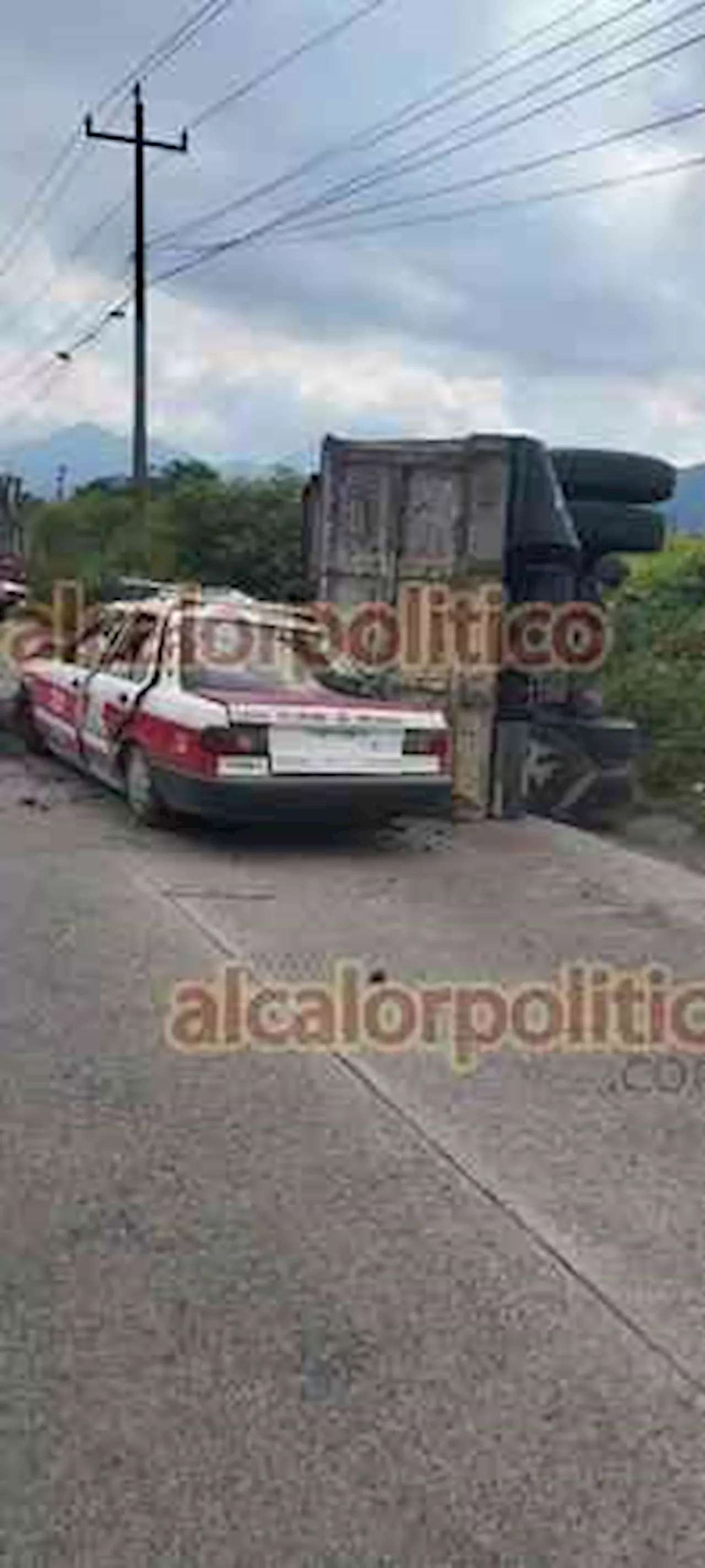 Taxi estuvo a punto de ser aplastado por volteo en la carretera Orizaba-La Perla