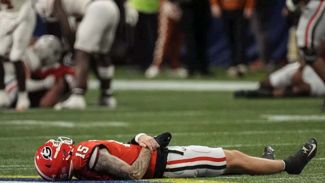 Georgia QB Carson Beck knocked out by hand injury in SEC championship game against Texas