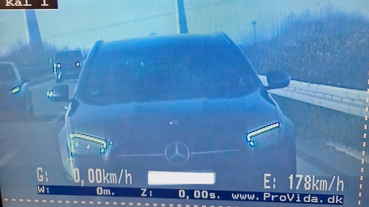 Auf der Autobahn A20: Mercedes-Fahrer bedrängt Polizeiauto