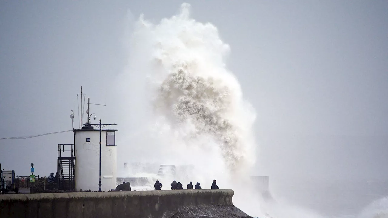 Sturm 'Darragh' trifft auf Britische Inseln: Ein Toter