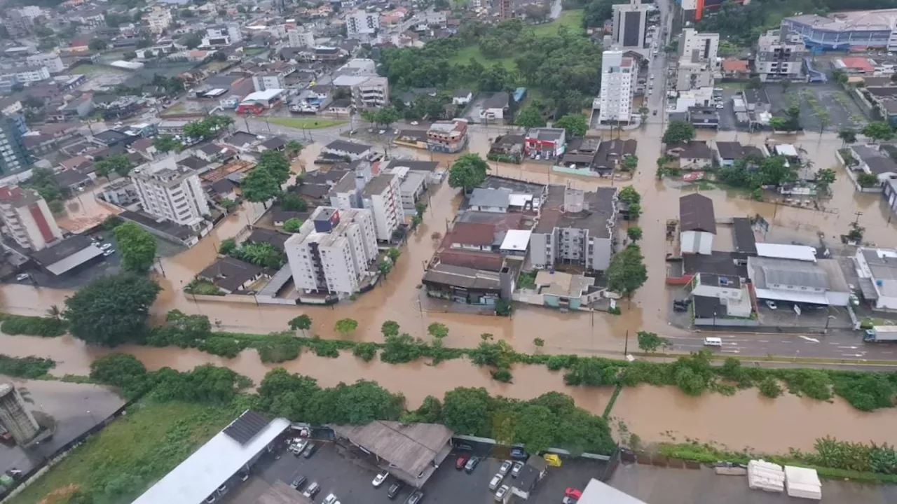 Chuvas em Santa Catarina causam alagamentos e inundações em diversas regiões