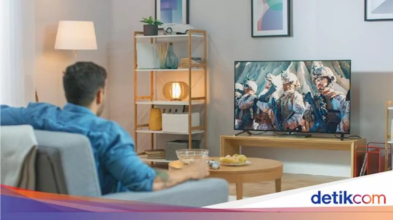 Ini Panduan Jarak Aman Nonton TV dari Sofa Berdasarkan Ukuran Inci