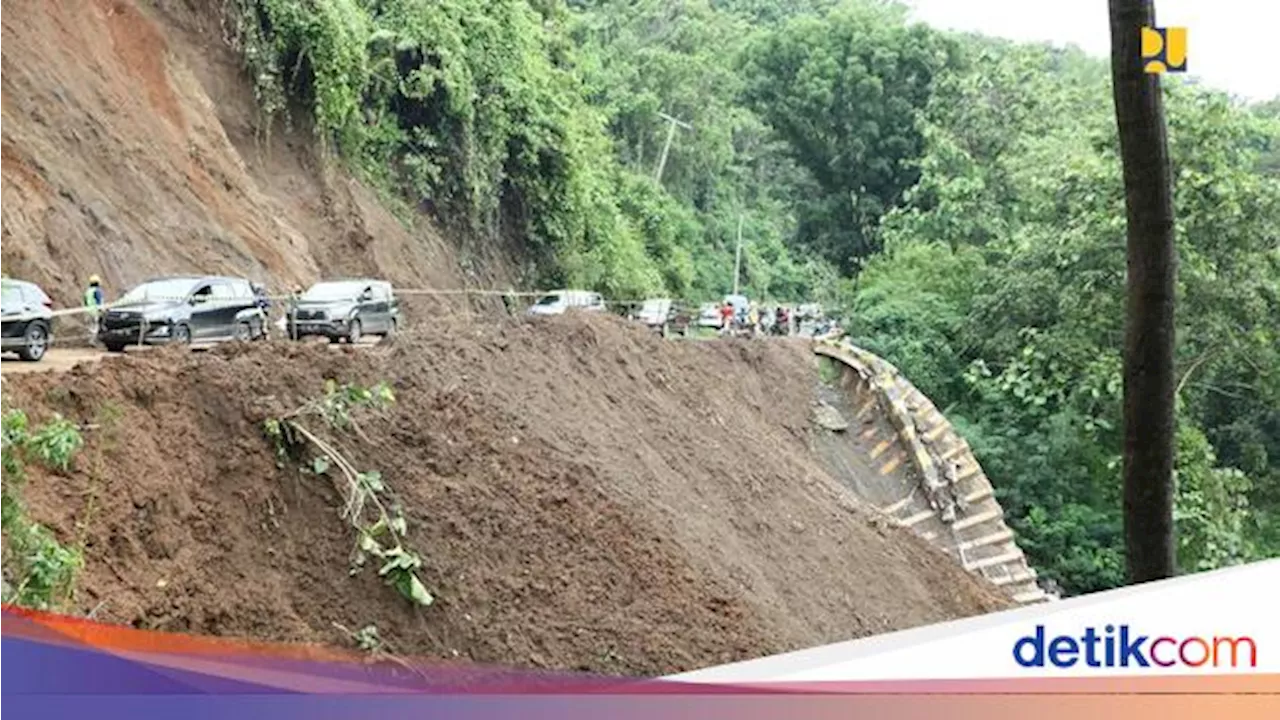 Tengok Dampak Banjir di Sukabumi, Jalan Putus-Perahu Terbalik