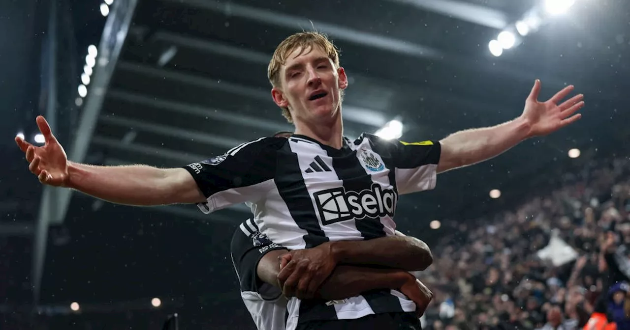 Eddie Howe gives advice to Anthony Gordon after Liverpool goal celebration