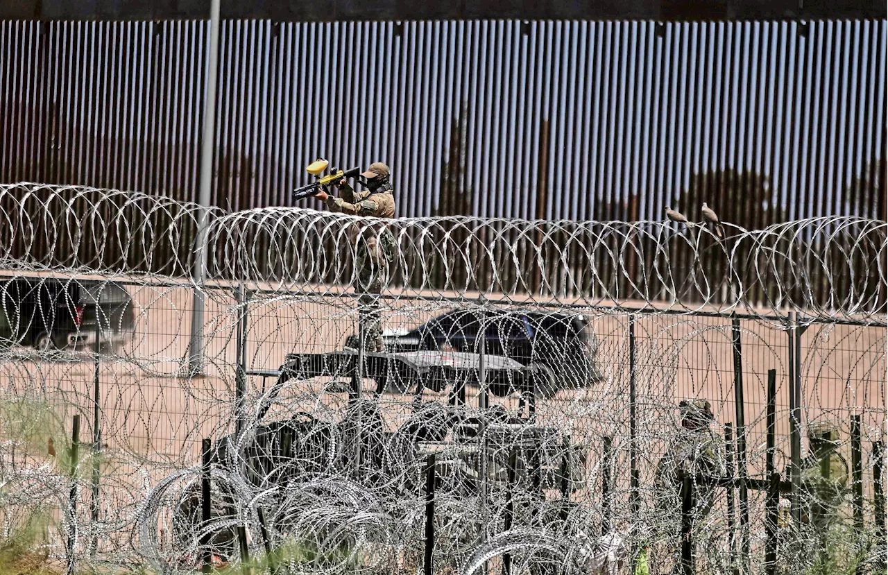 VIDEO Detienen a 18 migrantes de México en Texas; traficante los llevaba en una Dodge Caravan