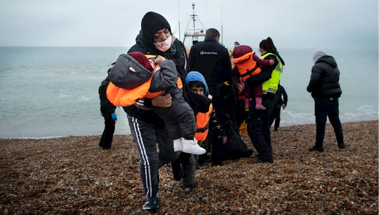 'C'est effrayant' : à Calais, des femmes traversent la Manche au péril de leur vie