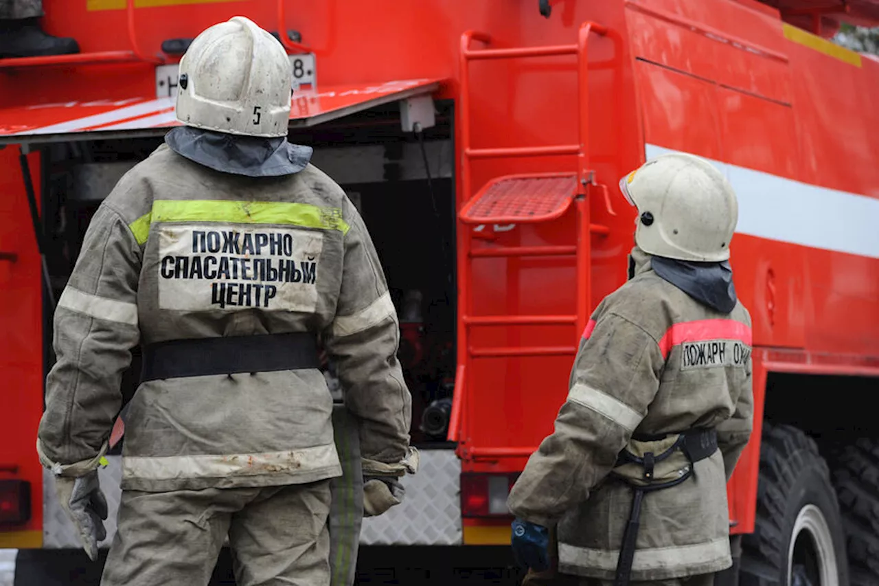 В Москве пожарные полностью ликвидировали огонь в торговом центре