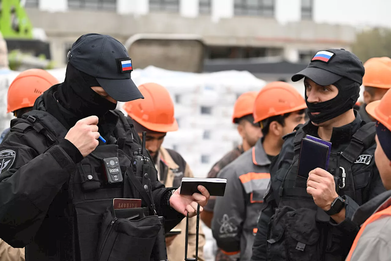 В Подмосковье десятки мигрантов-нелегалов пытались через забор сбежать от правоохранителей