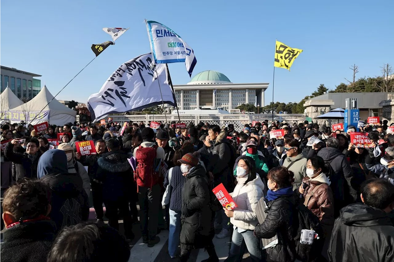 국회 앞 시민 ‘윤 탄핵’ 물결…전철 무정차 통과에도 걷고 또 걸어