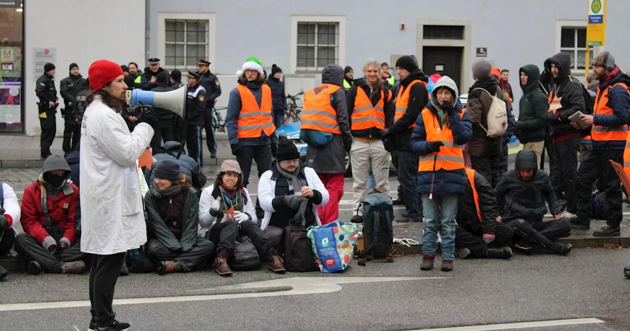 Letzte Generation demonstriert auf dem Dachauplatz in Regensburg