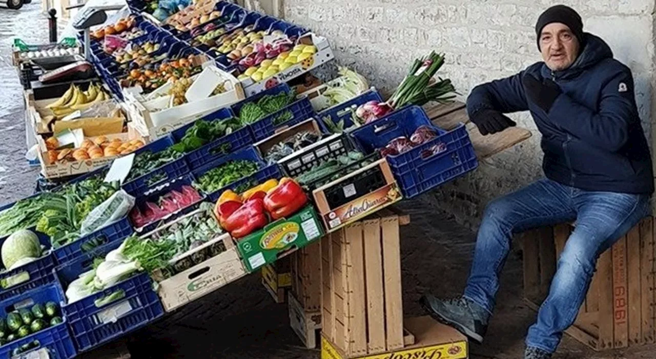 Gubbio, Sauro Fiorucci chiude lo storico banco di frutta sotto le Logge dei Tiratori