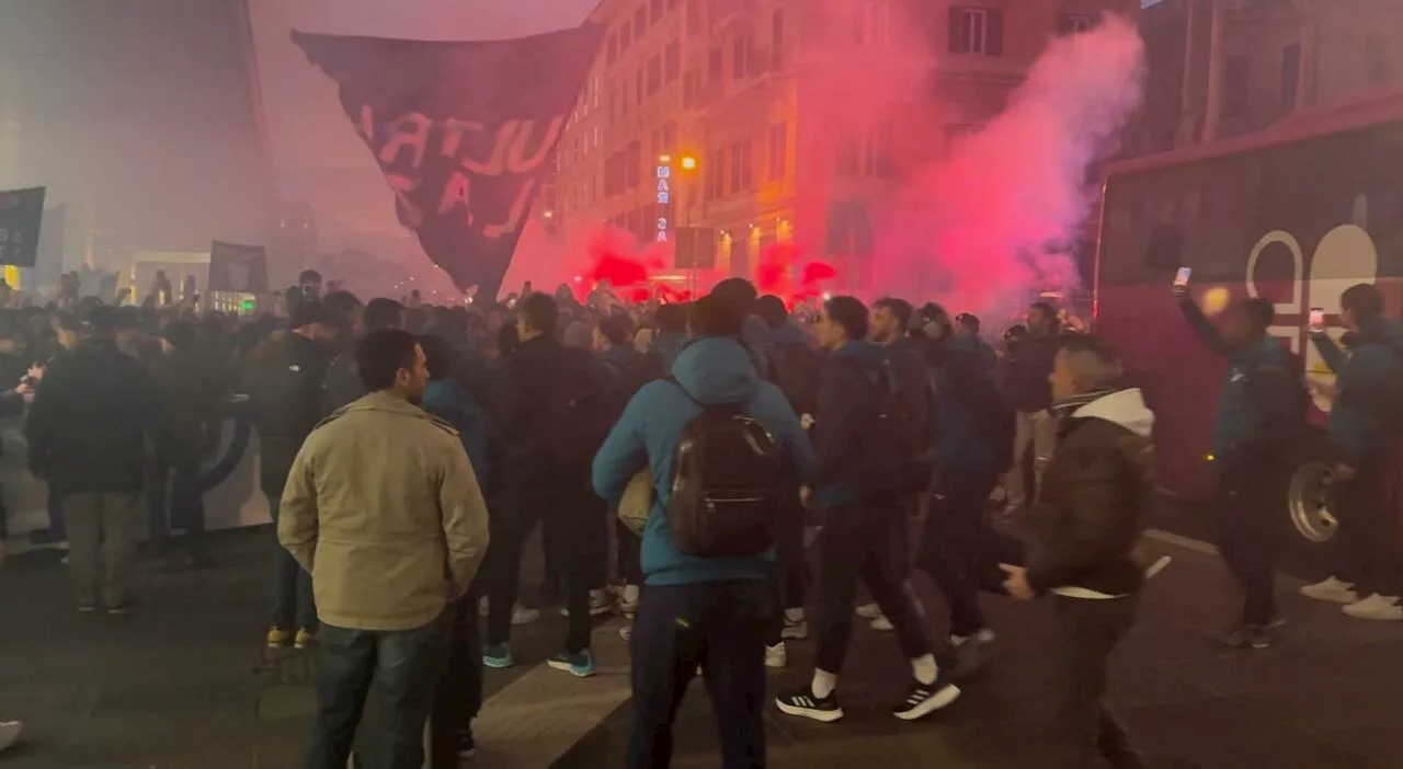 Lazio, bagno di folla a Termini prima di Napoli: «Vincete per Francesco»