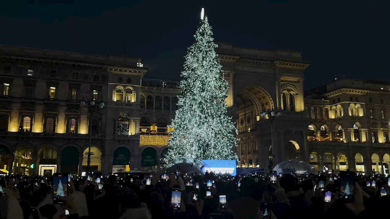 A Milano si accende il Natale: l'albero di piazza Duomo celebra le Olimpiadi invernali 2026