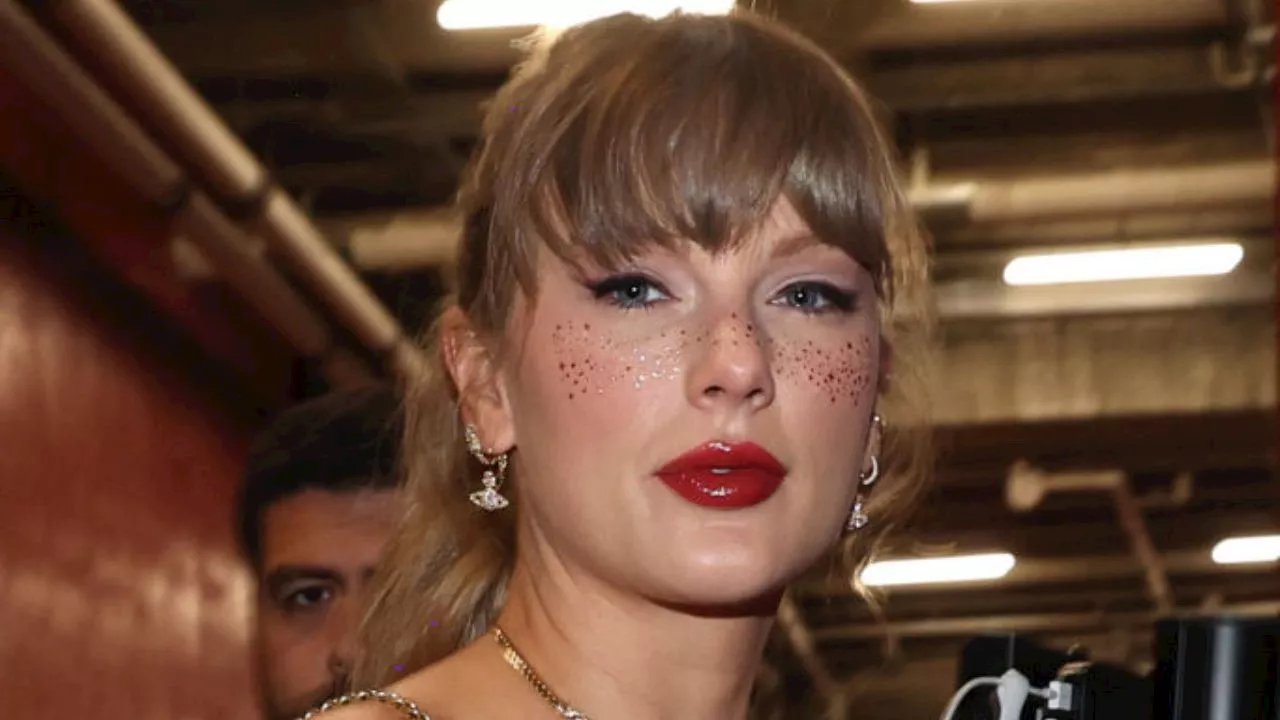 Taylor Swift decreta il trend make up per questo Natale: le lentiggini glitter